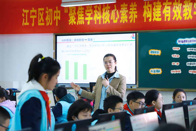 于军香老师上课.jpg