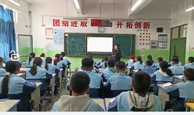 新疆老师上课照片.jpg
