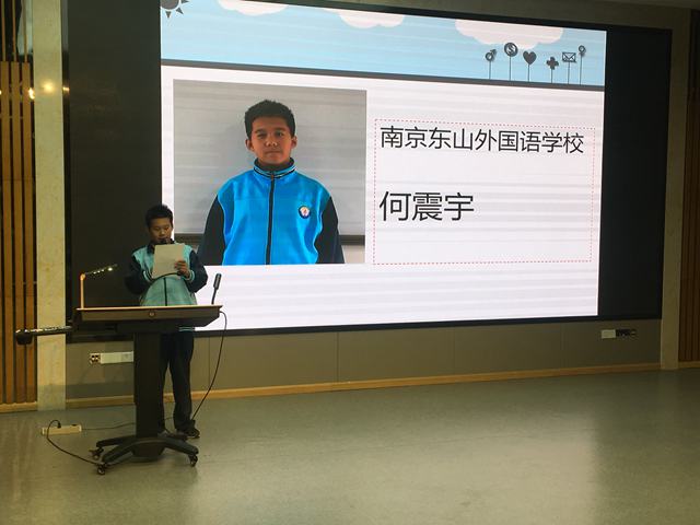 何震宇同学发言臧家林老师做为优秀分营代表上台领奖左起:何震宇